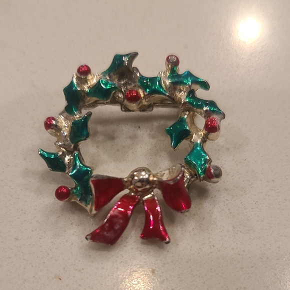 Festive Wreath Brooch with Red and Green Accents - Picture 1 of 3